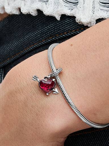 Charm pendente em vidro de Murano coração vermelho e flecha