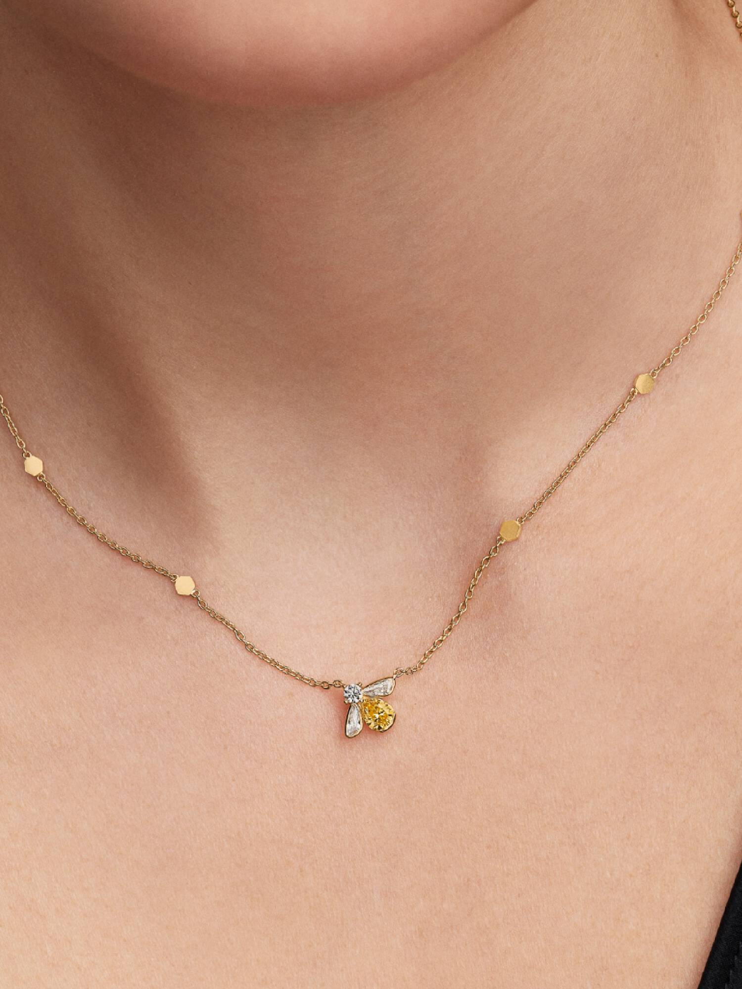 Colar com pingente de abelha de mel.