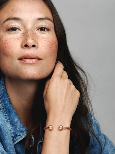 Bracelete Rígido Aberto entre Esferas