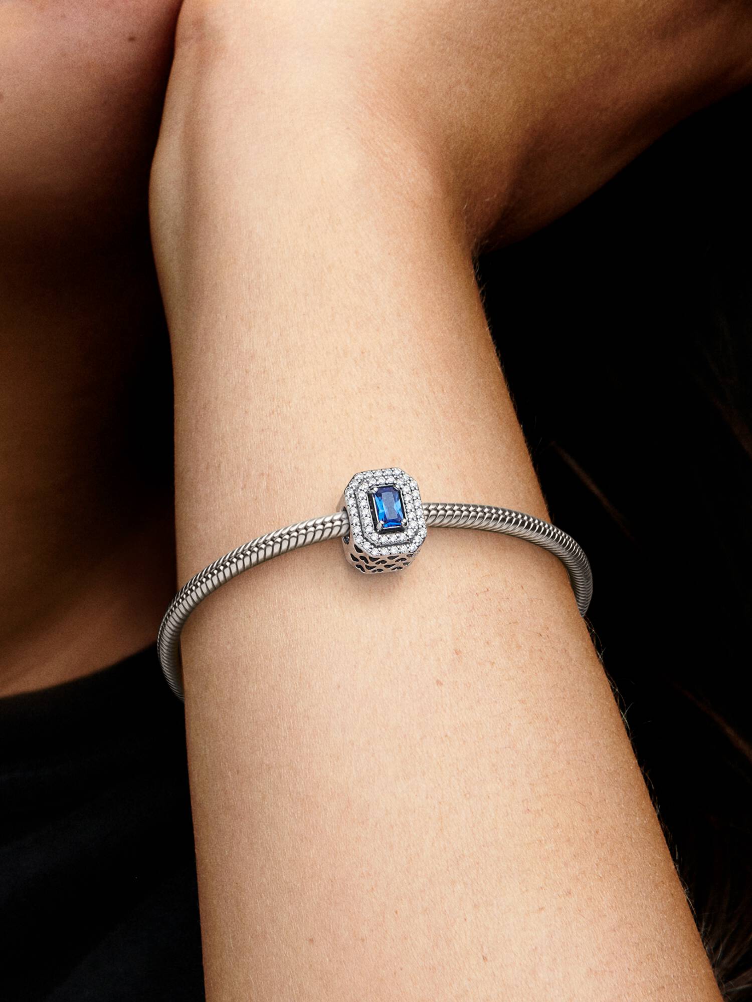 Charm Halo Retângulo Azul Brilhante