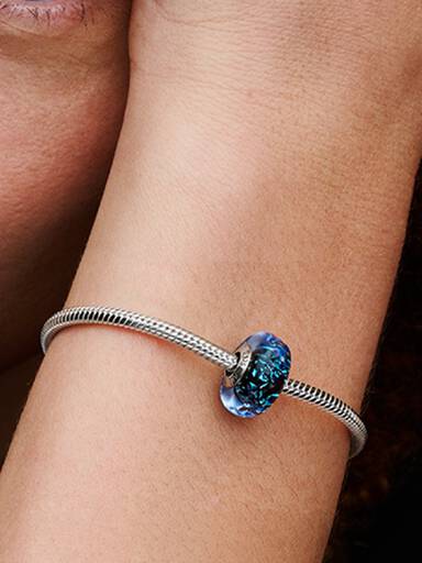 Charm oceânico ondulado de vidro de Murano azul escuro