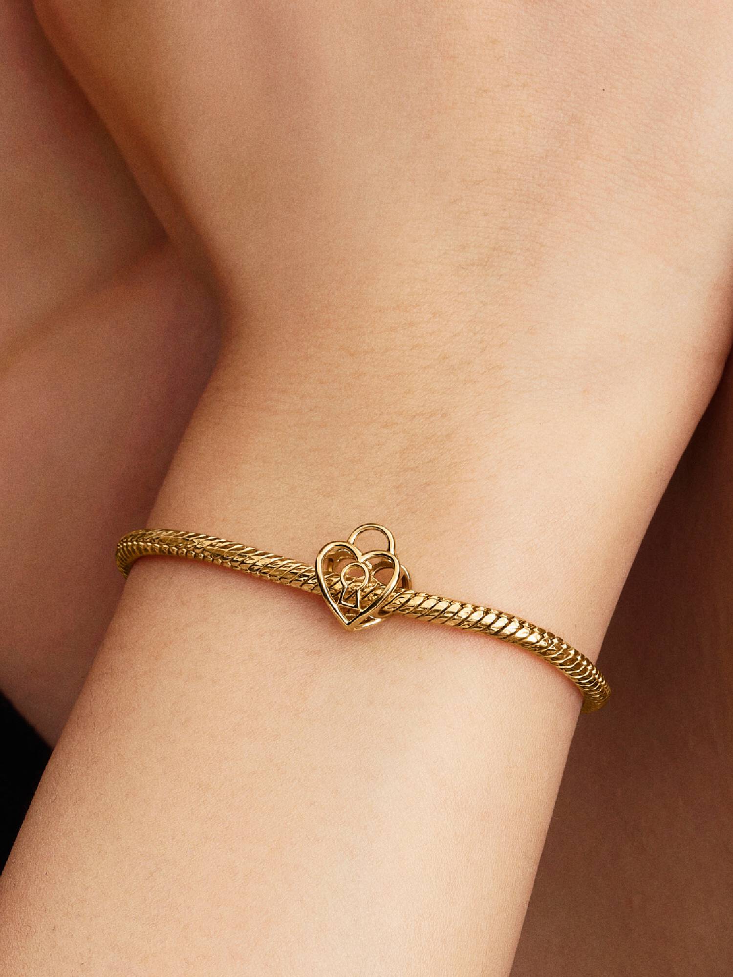 Charm de cadeado de coração vazado
