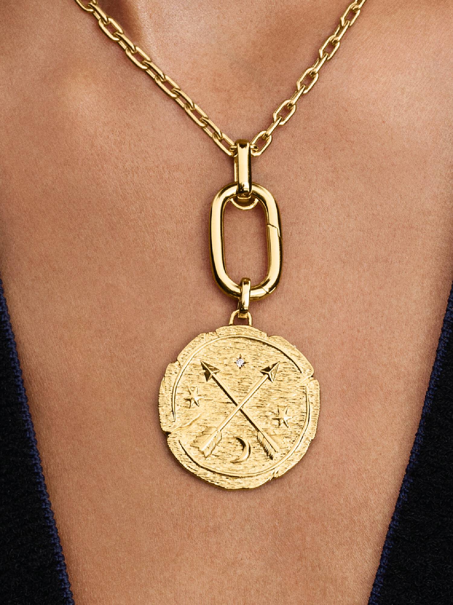 Charm Medalhão Maxi Flechas Cruzadas