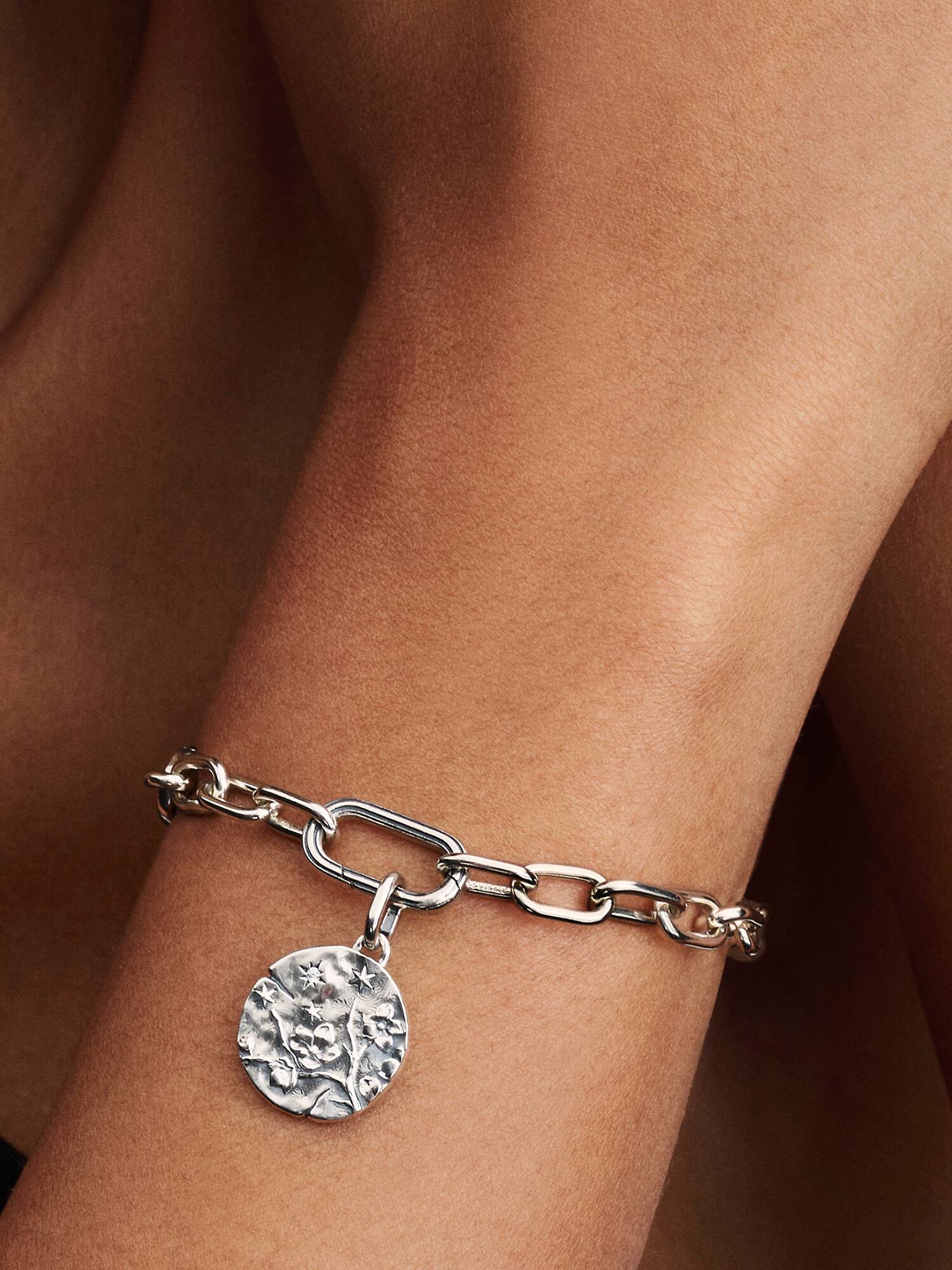 Charm medalhão flor de cerejeira