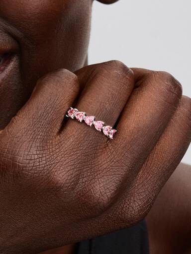 Anel Fileira de Corações Rosa Brilhantes