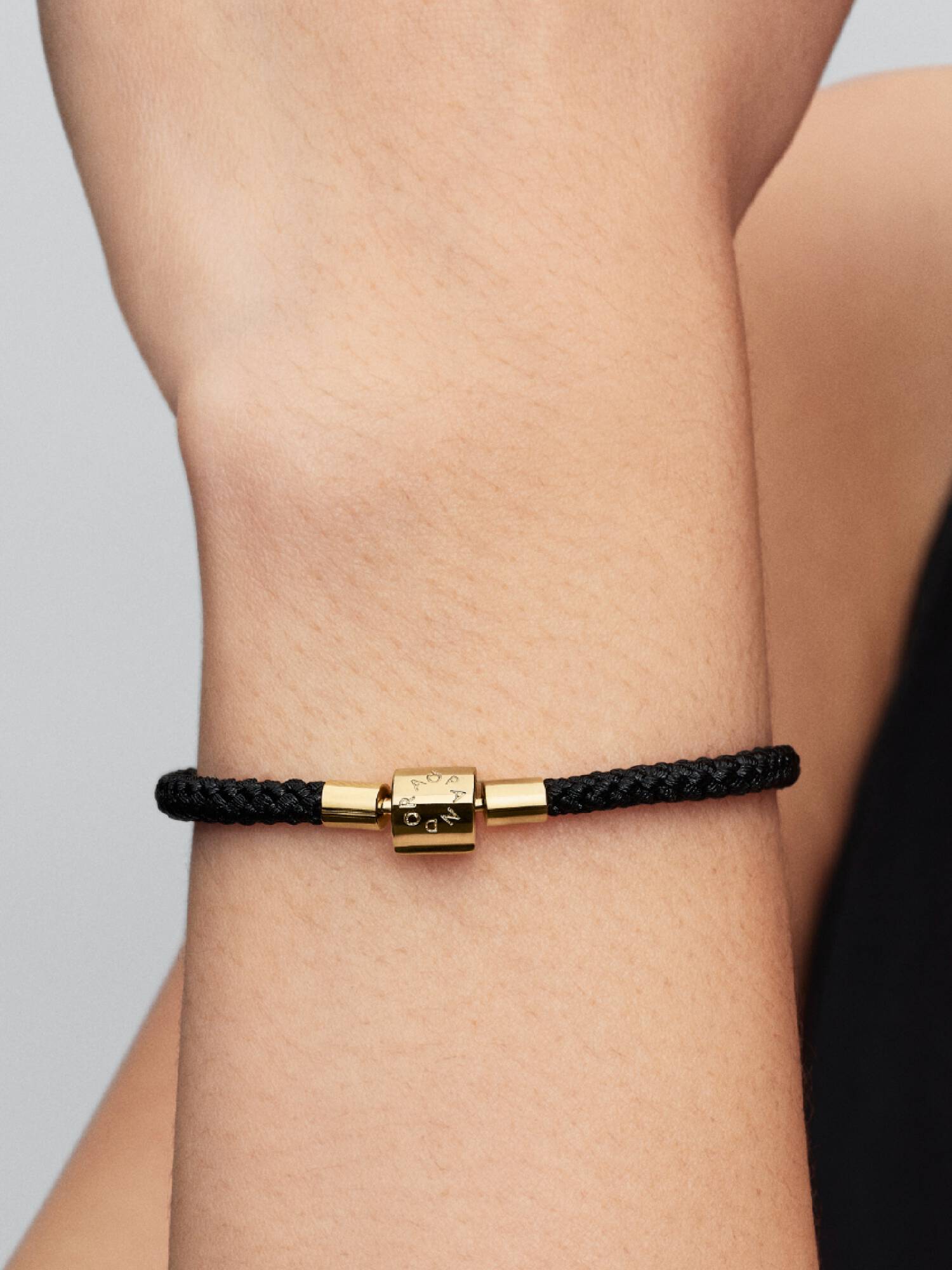 Braceletee de Cordãoón Preto Brilhante