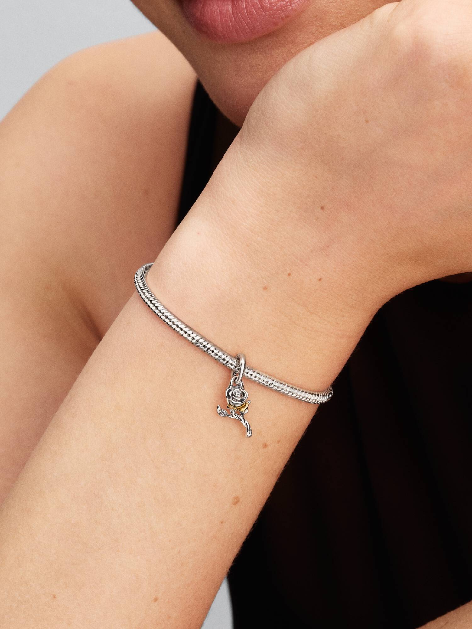 Charm Pendente de Diamante Cultivado em laboratório Disney Bela Rosa Encantada 