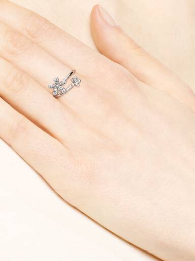 Open daisy silver ring with clear cubic zirconia