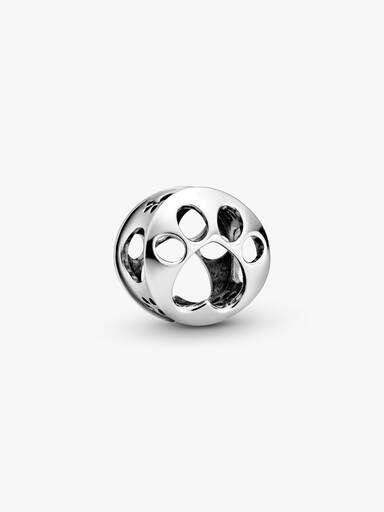 Charm vazado com impressão de patinha.