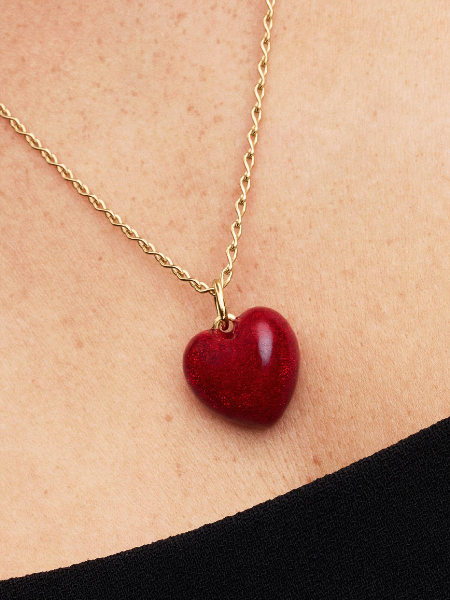 Charm Pendente de Coração Curvo Vermelho