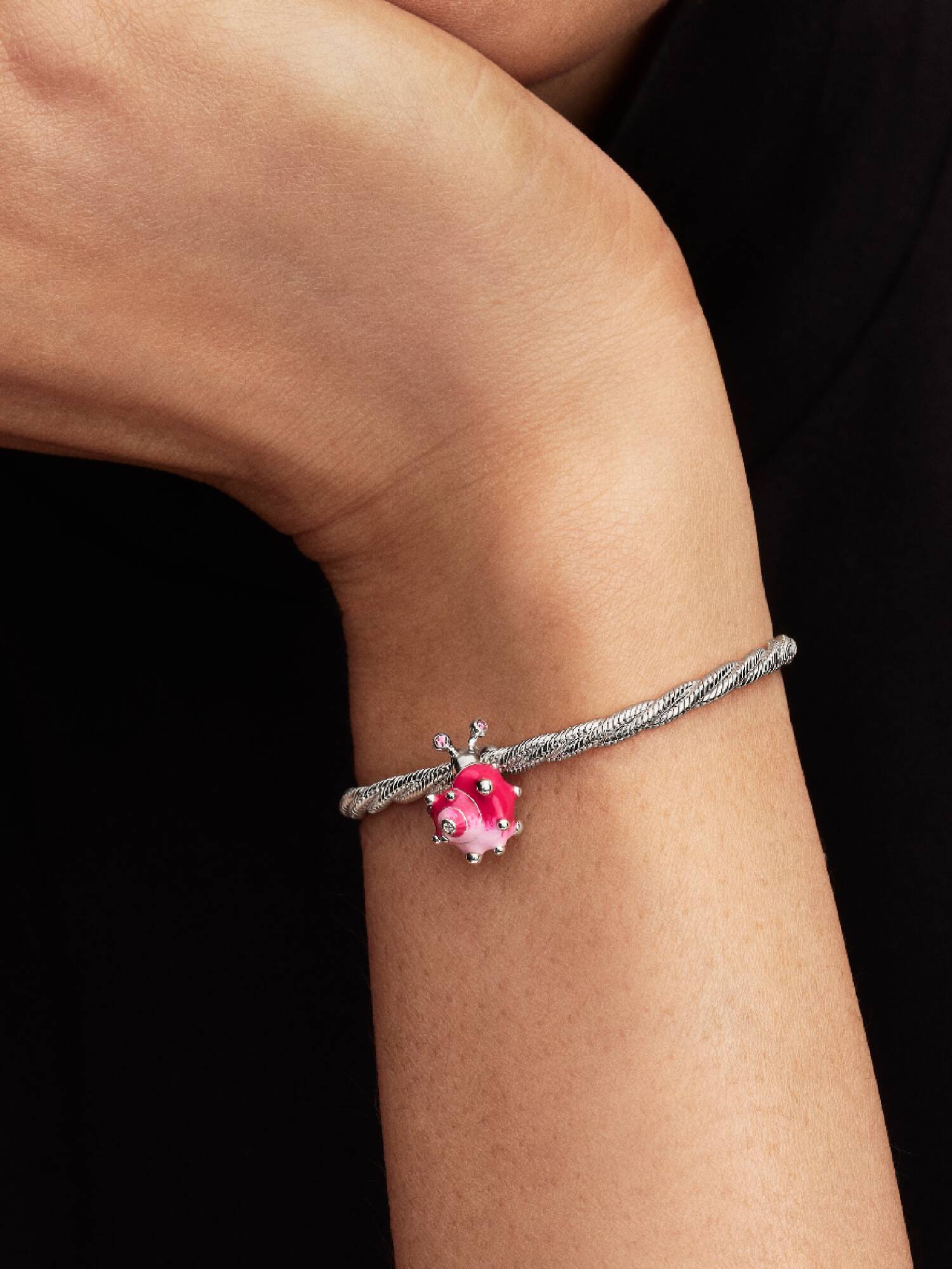 Charm de caracol rosa.