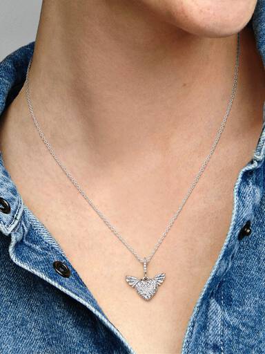 Colar Coração em Pavé e Asas de Anjo