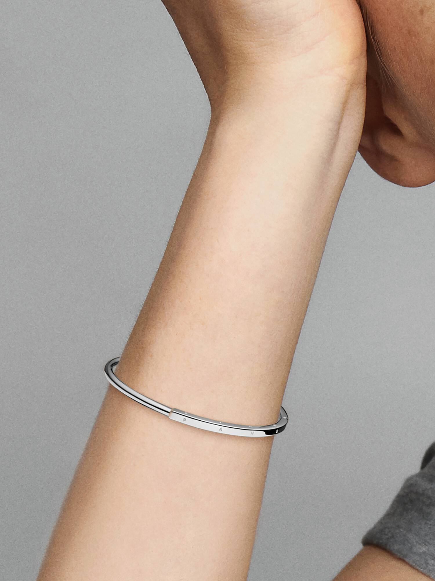 Braceletee Rígido I-D Pandora Signature