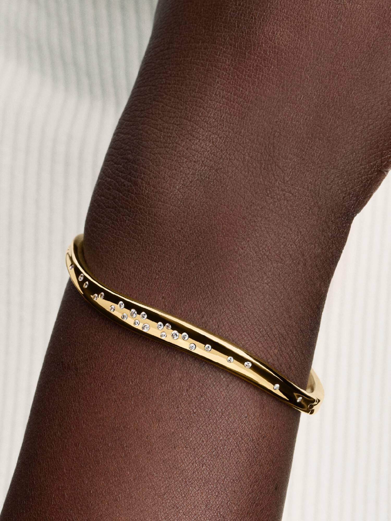 Braceletee Rígido com Forma Orgánica Engastado com Piedras