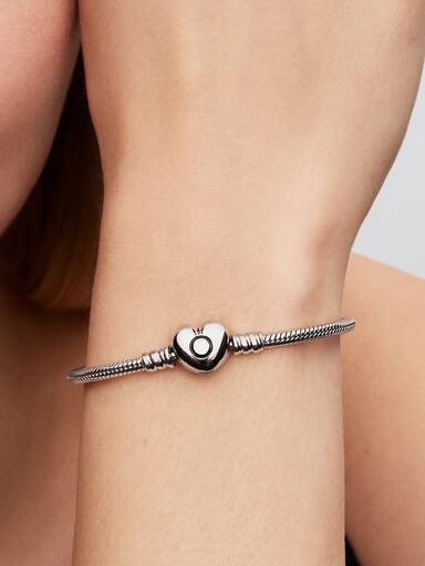 Bracelete Pandora Moments em corrente snake com fecho de coração