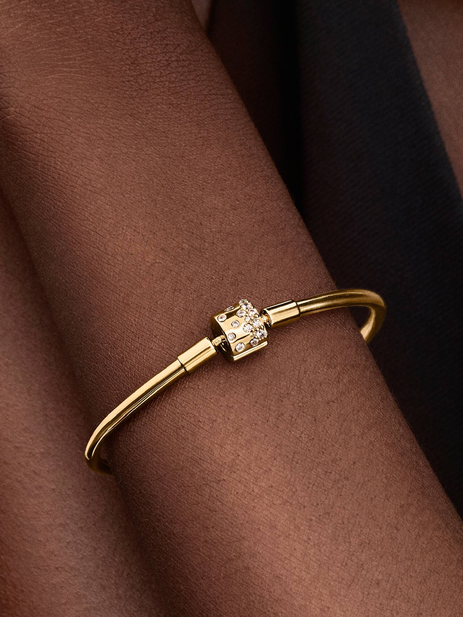 Braceletee Dorado com Cierre de Barril Brilhante