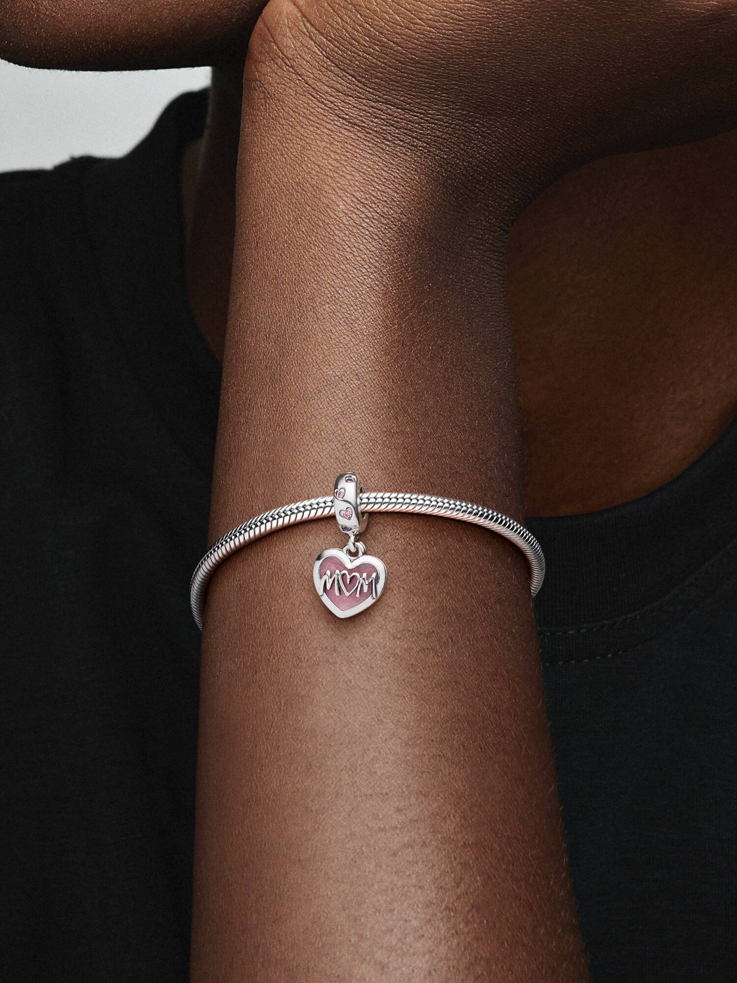Charm pendente de coração com a palavra "Mãe" em letra cursiva