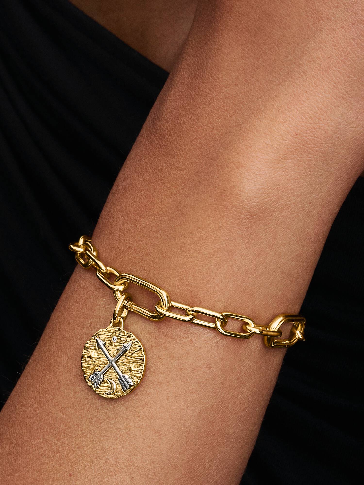 Charm Medalhão Flechas Cruzadas
