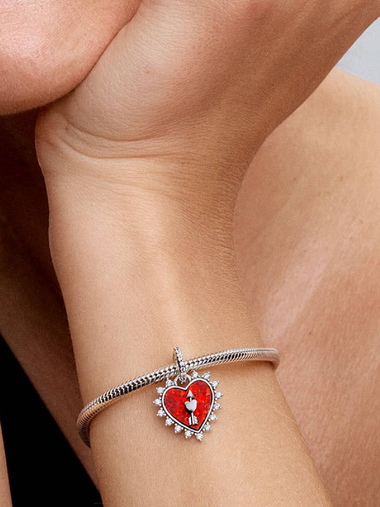 Charm pendente de coração com flecha giratória