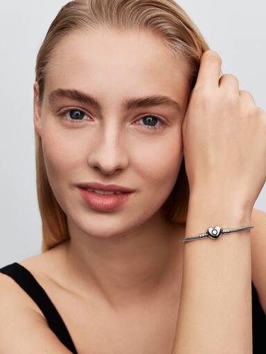 Bracelete Pandora Moments em corrente snake com fecho de coração