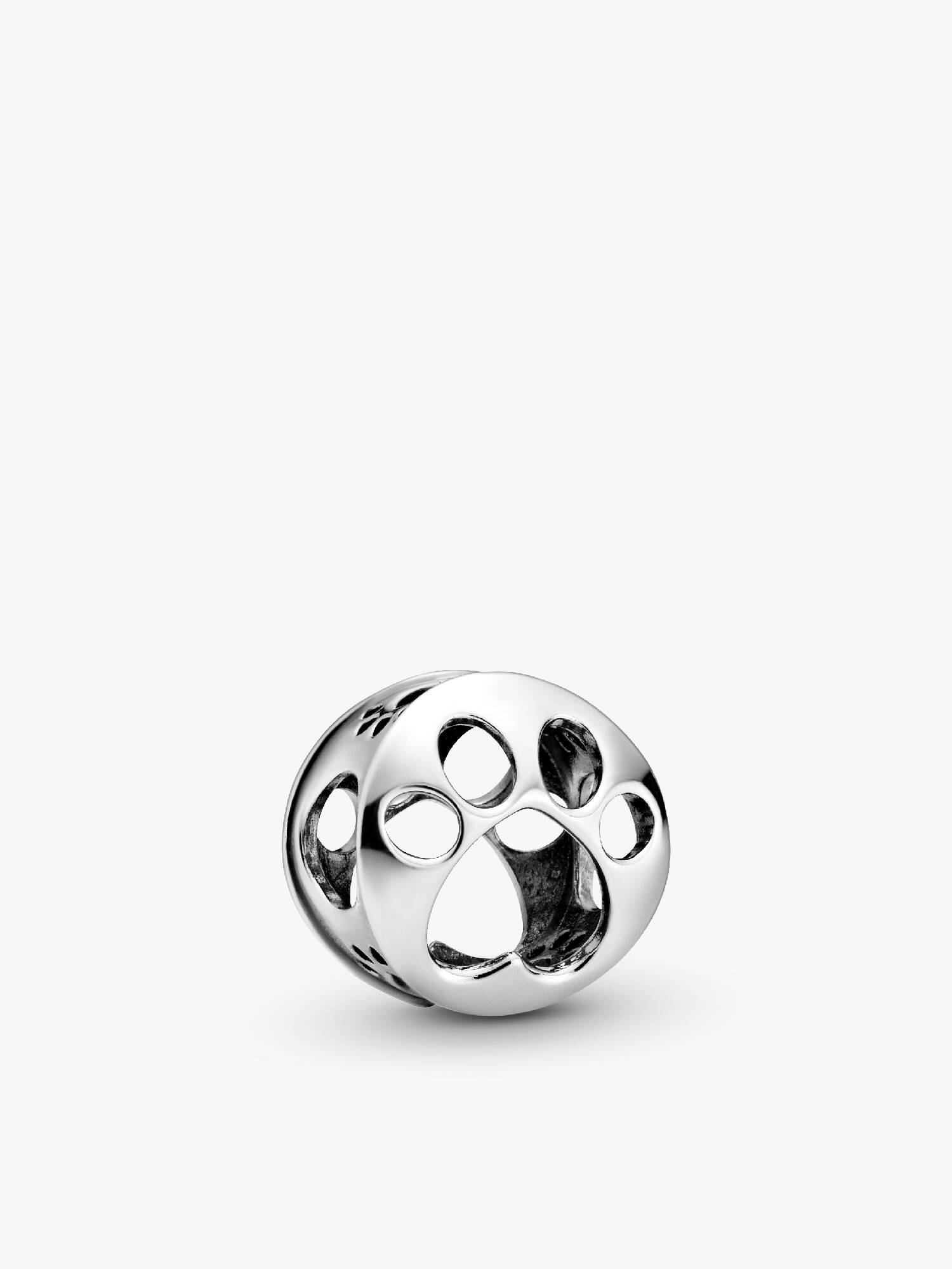 Charm vazado com impressão de patinha.