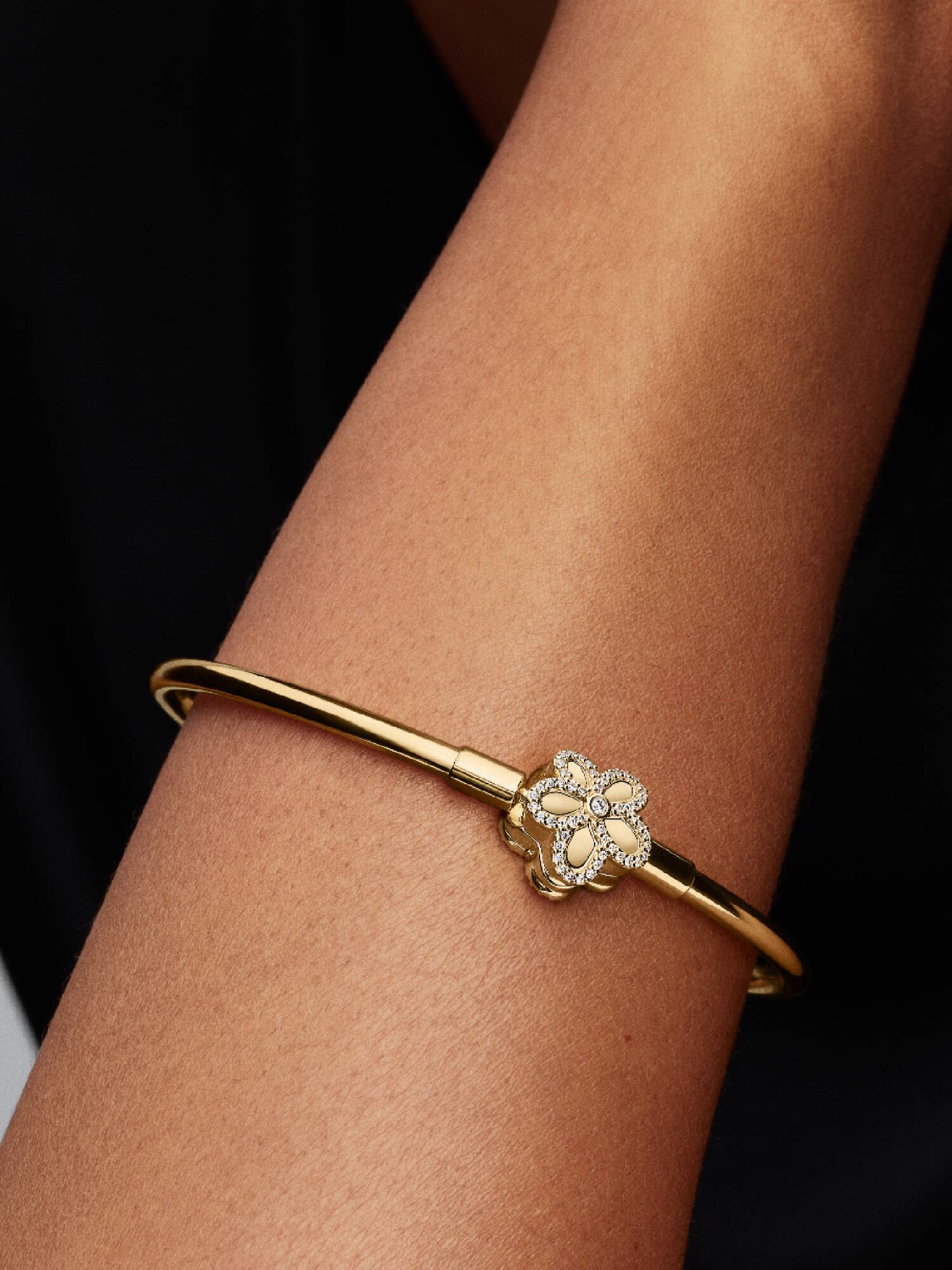 Bracelete Rígido com Fecho de Flor em Pavé