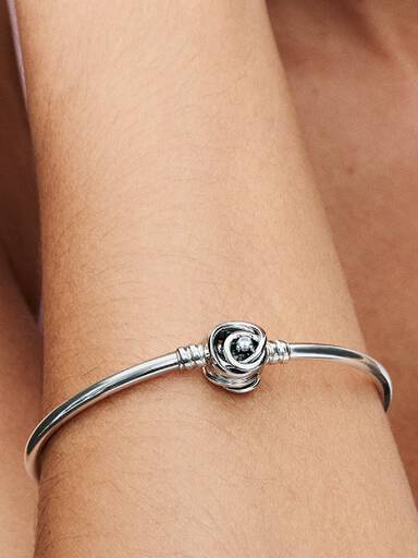 Braceletee Rígido com Broche Círculos Entrelazados