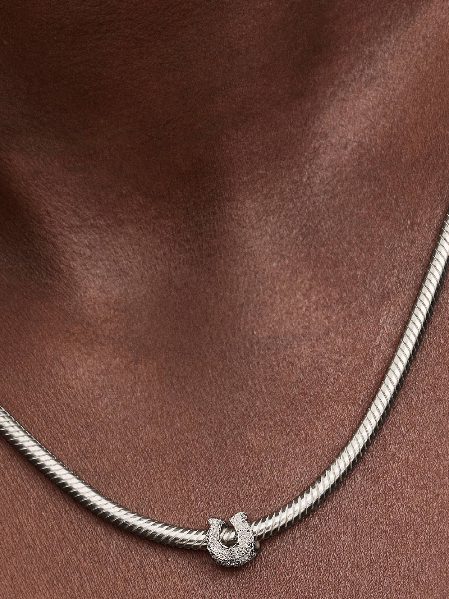 Mini charm texturizado de ferradura
