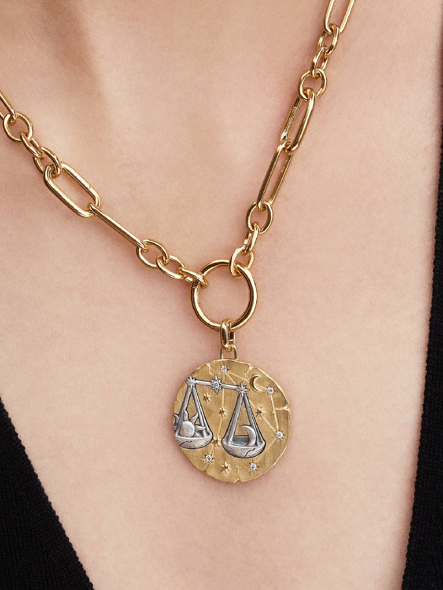 Charm Medalhão Maxi do Zodíaco Signo de Libra