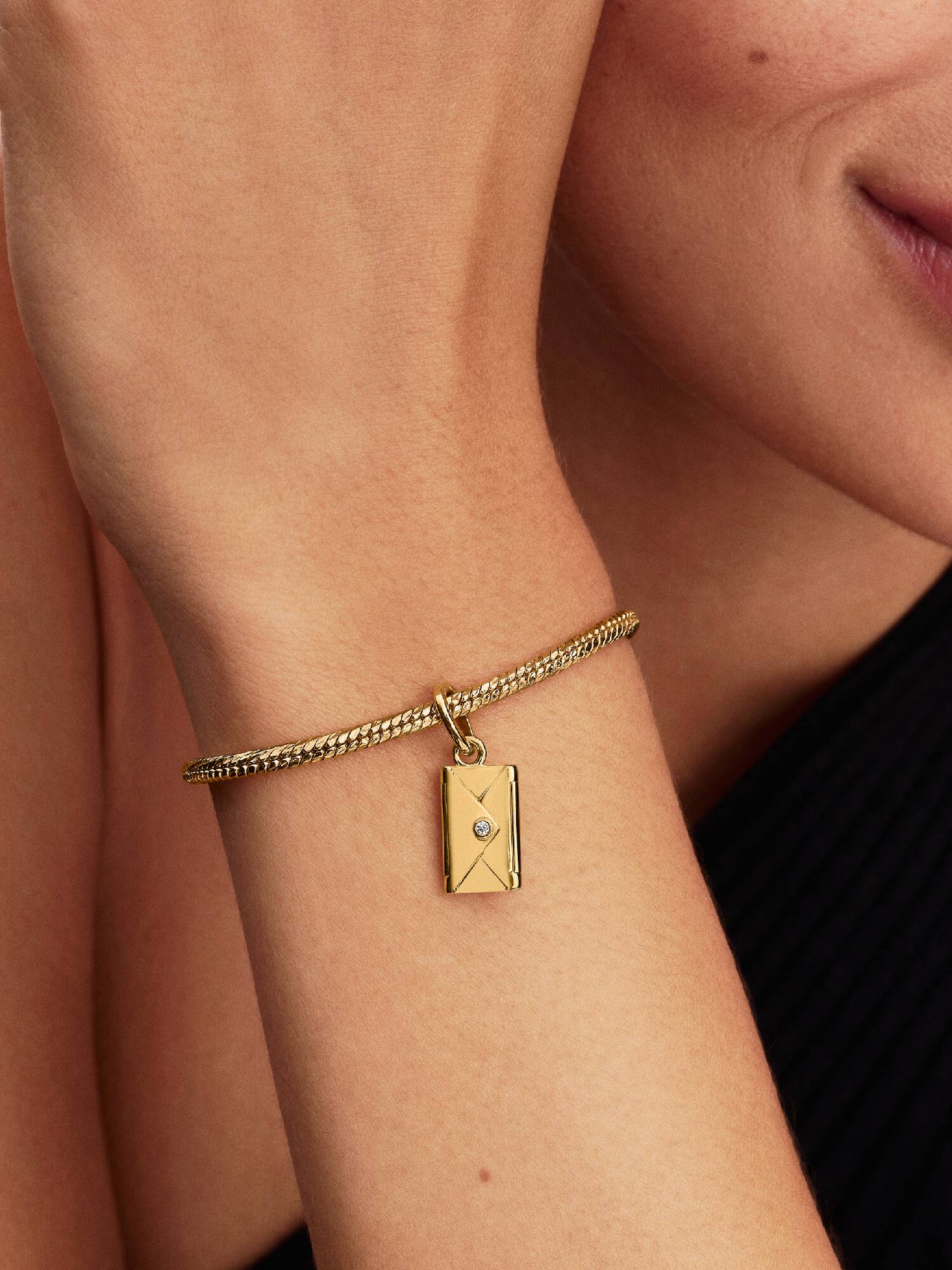 Charm pendente em envelope gravável e que pode ser aberto