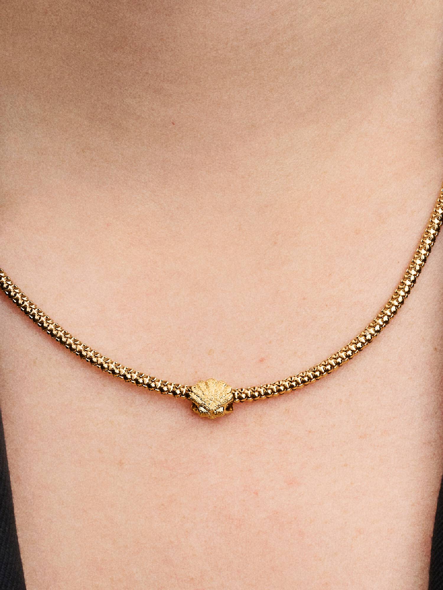 Mini charm de concha texturizado