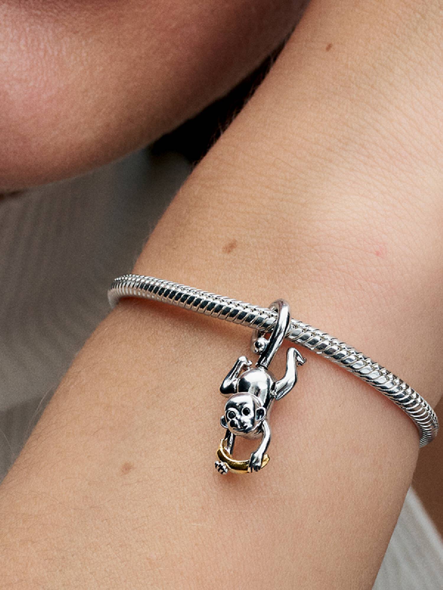Charm Pendente Macaco Pendurado em Dois Tons