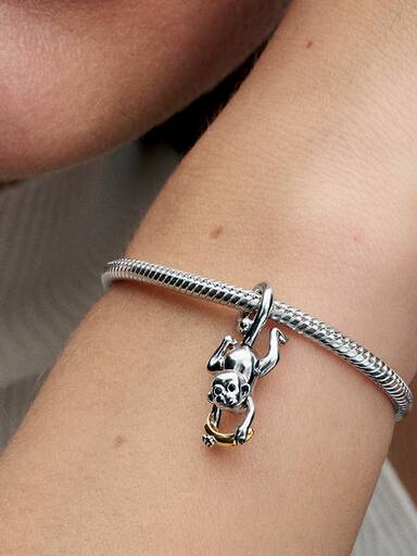 Charm Pendente Macaco Pendurado em Dois Tons