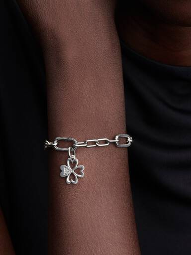 Charm medalhão de coração com trevo de quatro folhas.