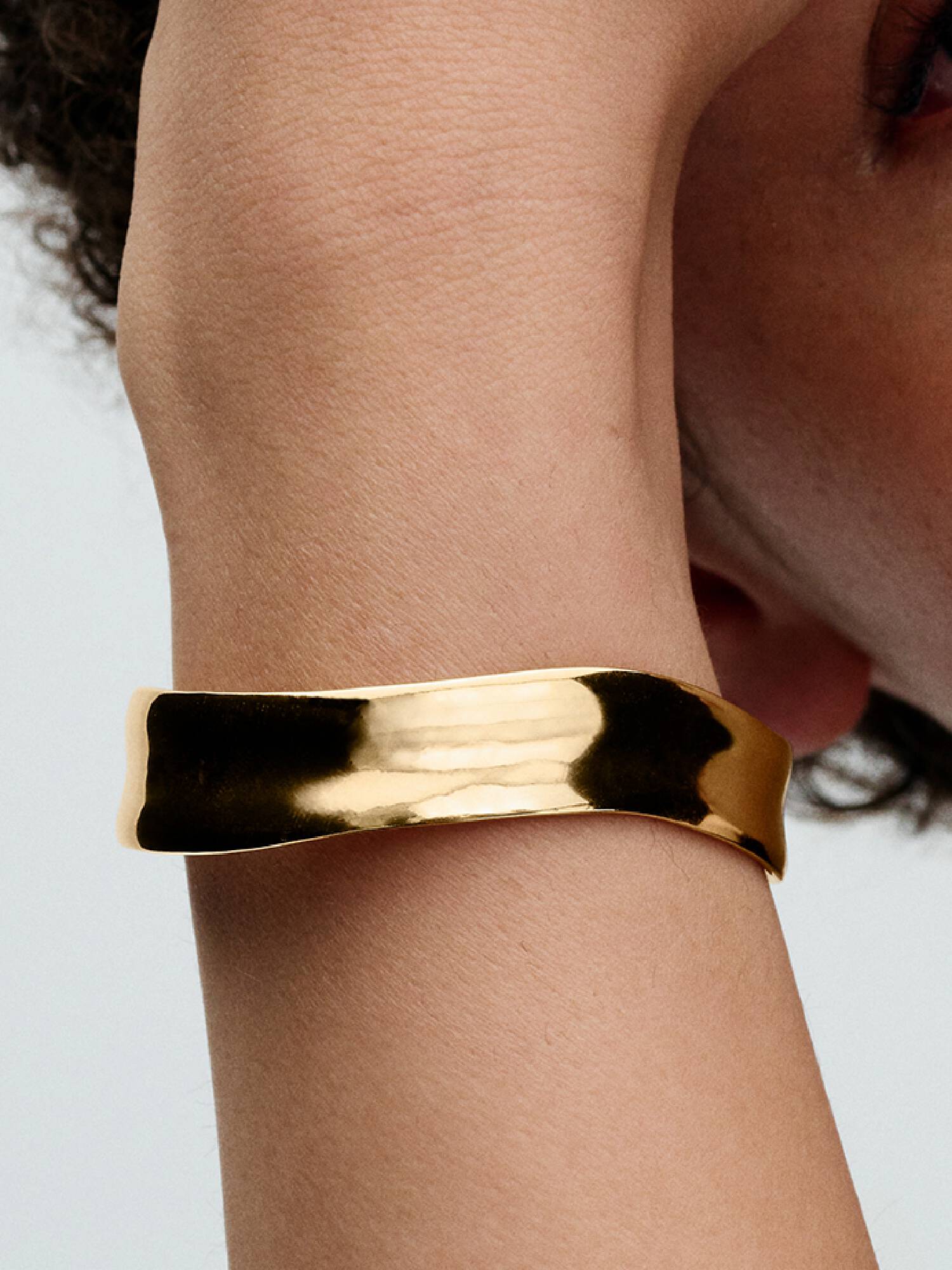 Bracelete Rígido Robusto em Forma Orgânica
