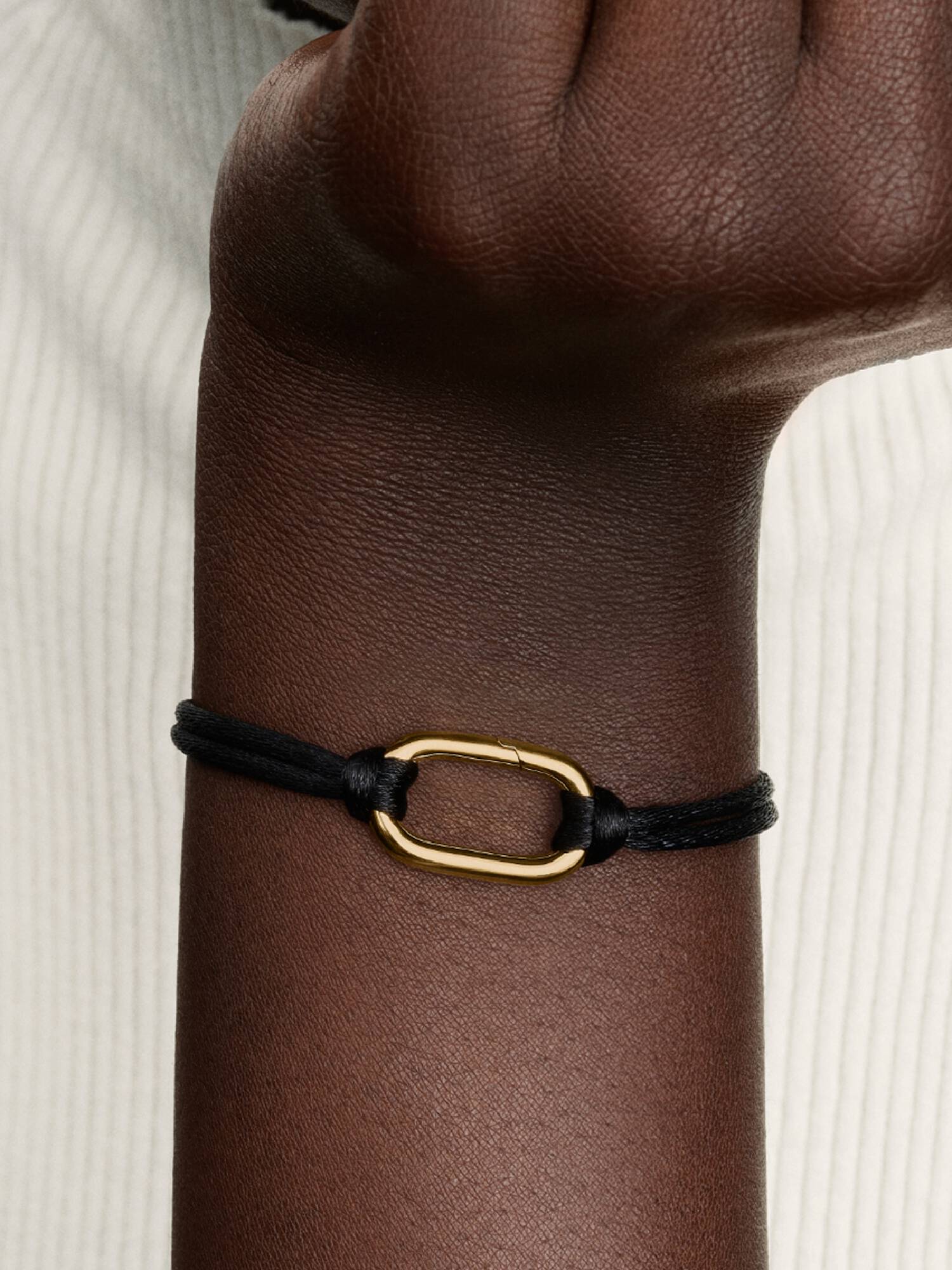 Pulseira de Corda Com Detalhe Dourado e Fecho Deslizante