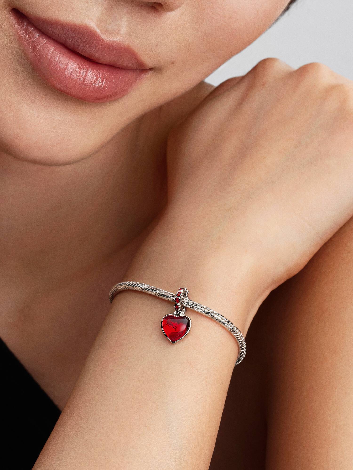 Charm pendente duplo de coração em vidro de Murano vermelho.