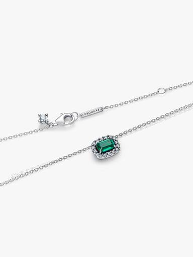 Colar com pingente retangular verde cintilante com halo.