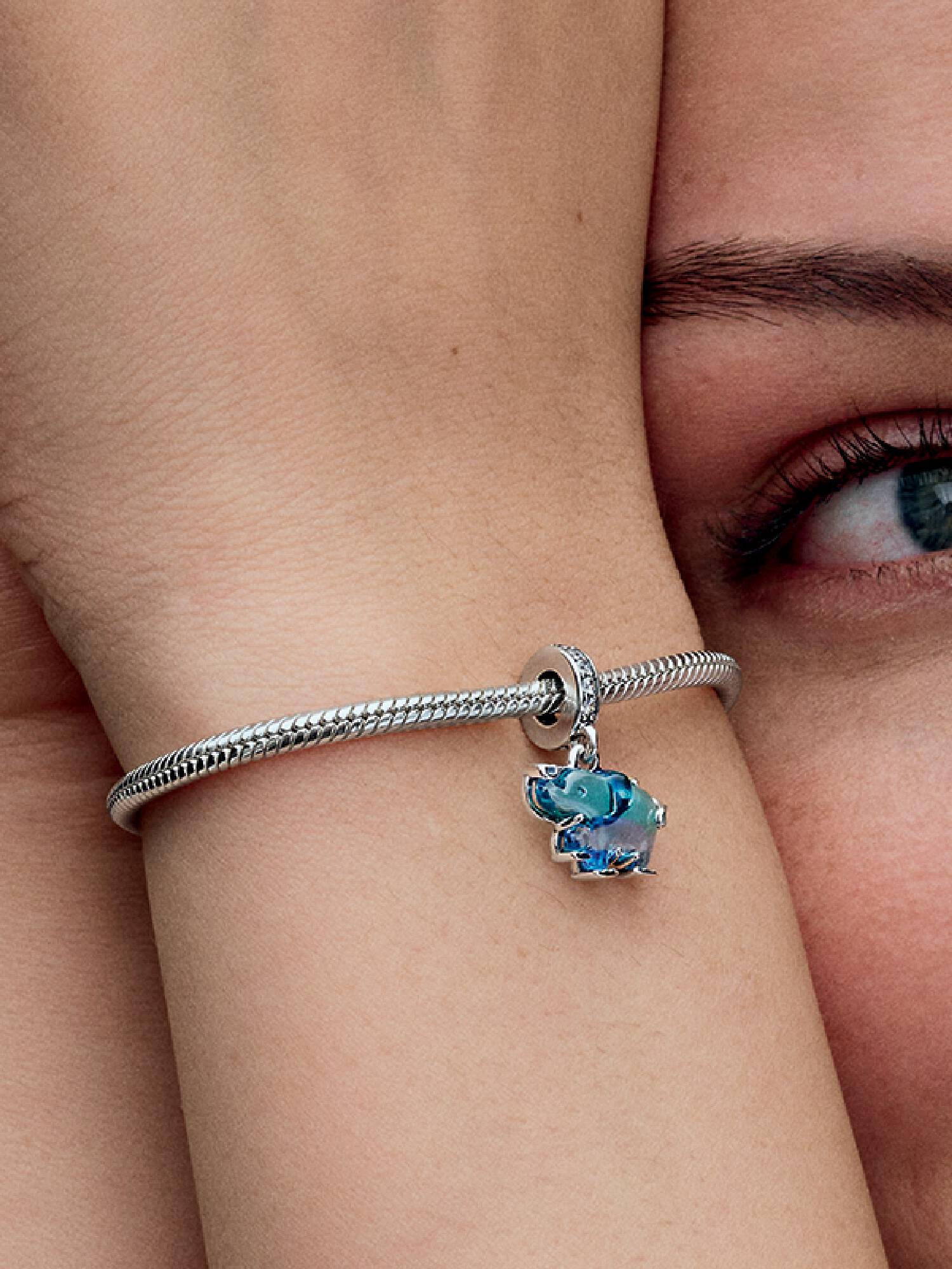 Charm pendente de elefante em vidro de Murano azul