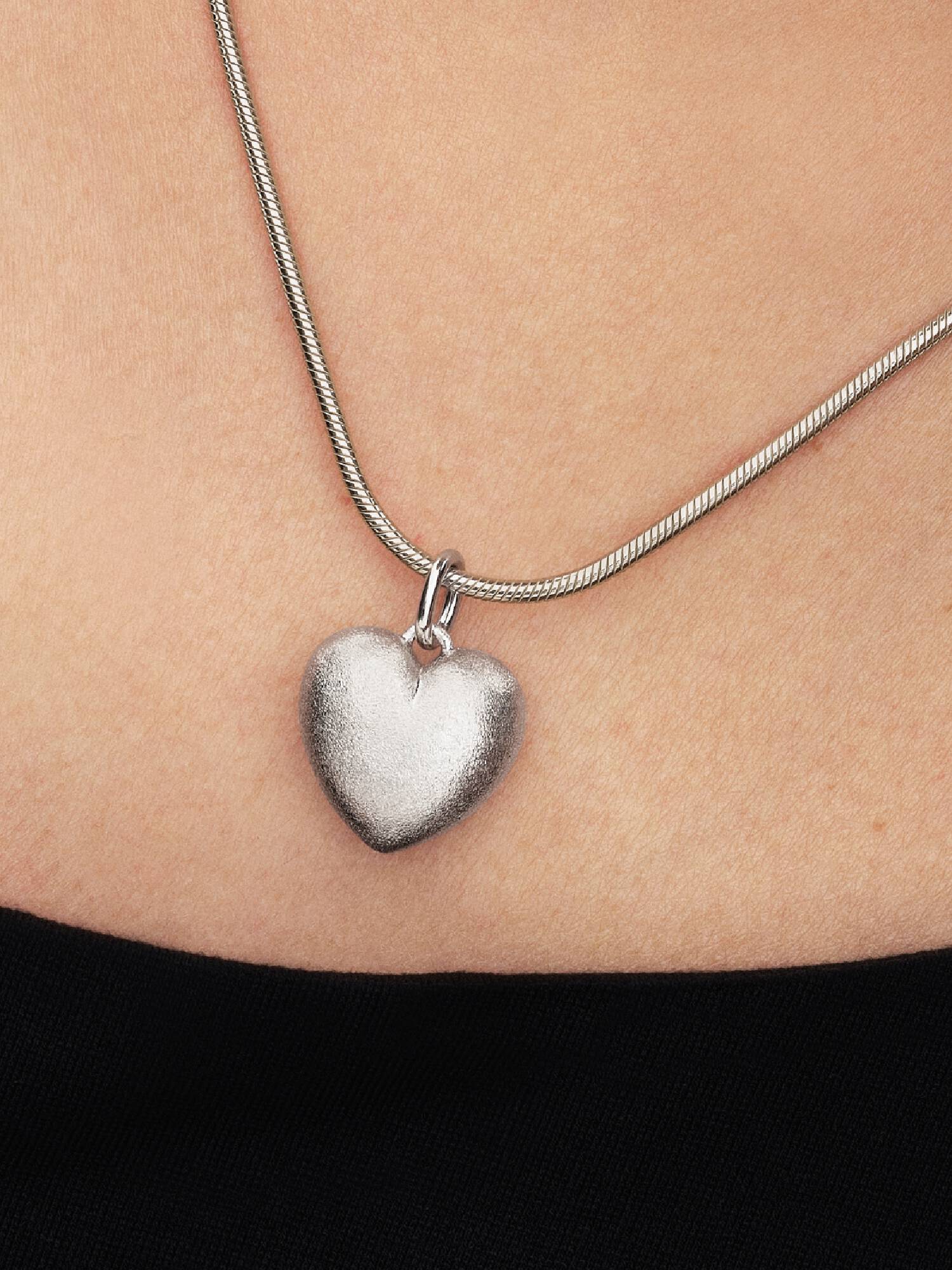 Charm Pendente de Coração Curvo Fosco