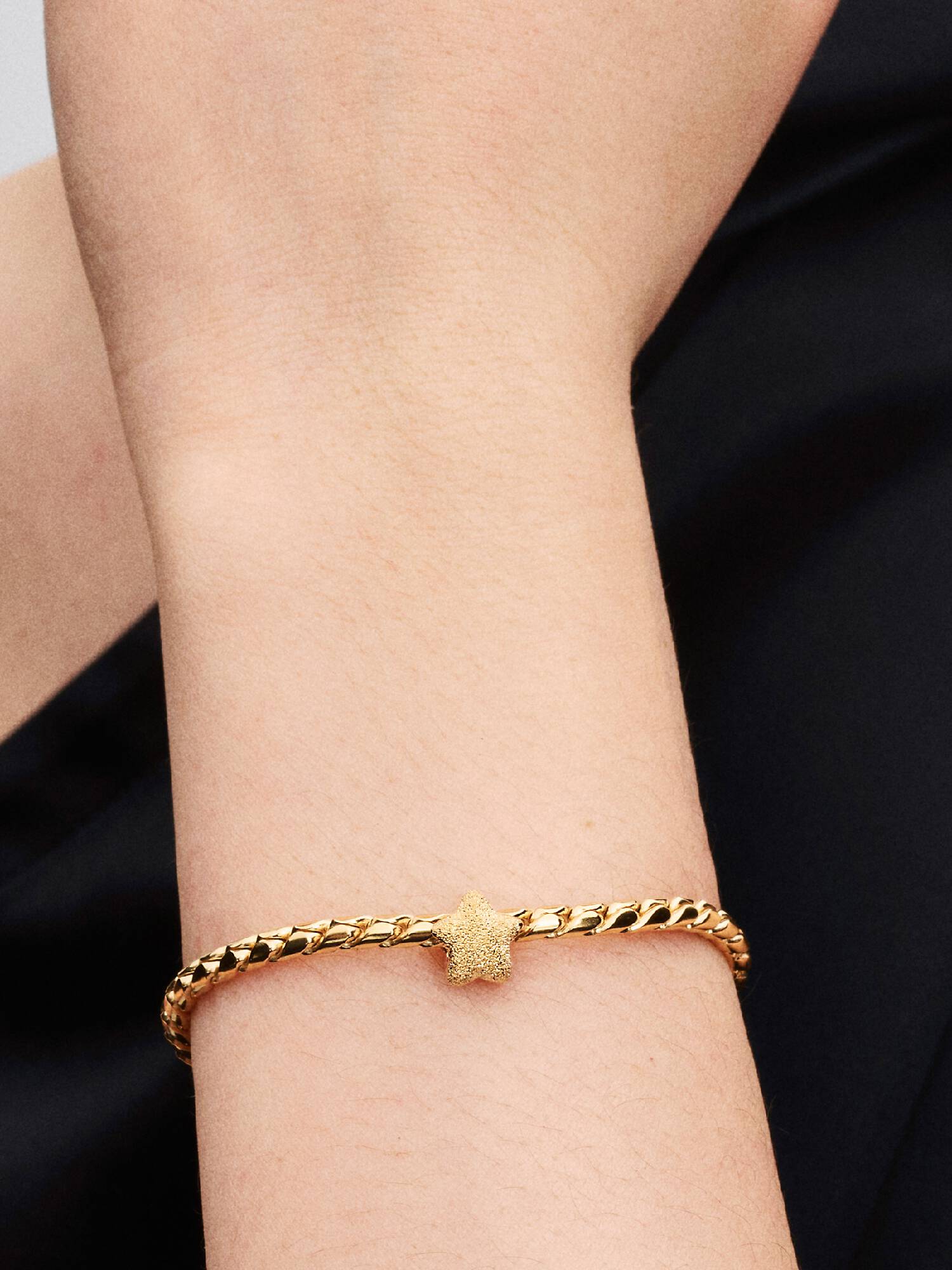 Mini charm com estrela texturizada